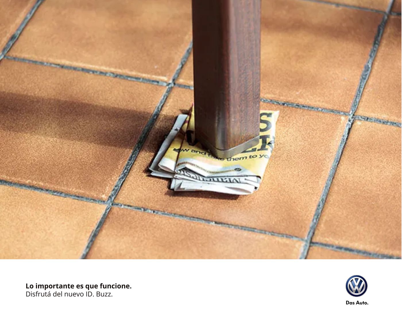A folded banknote wedged under a table leg: lo importante es que funcione